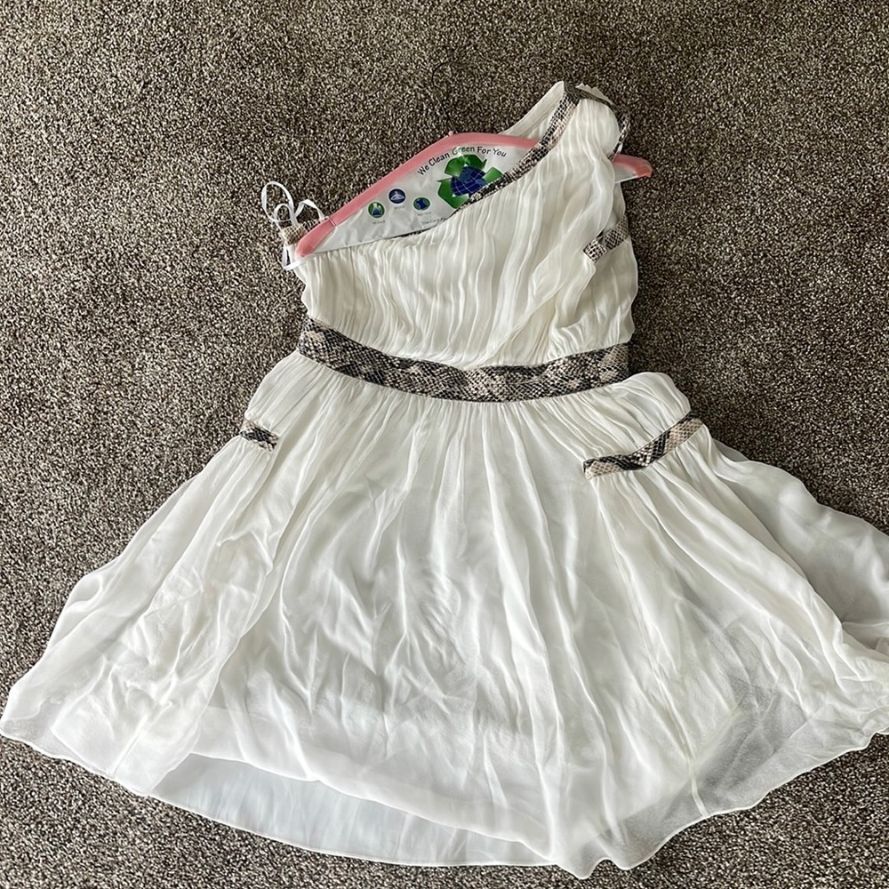 white flowy diane von furstenburg dress off shoulder size 6